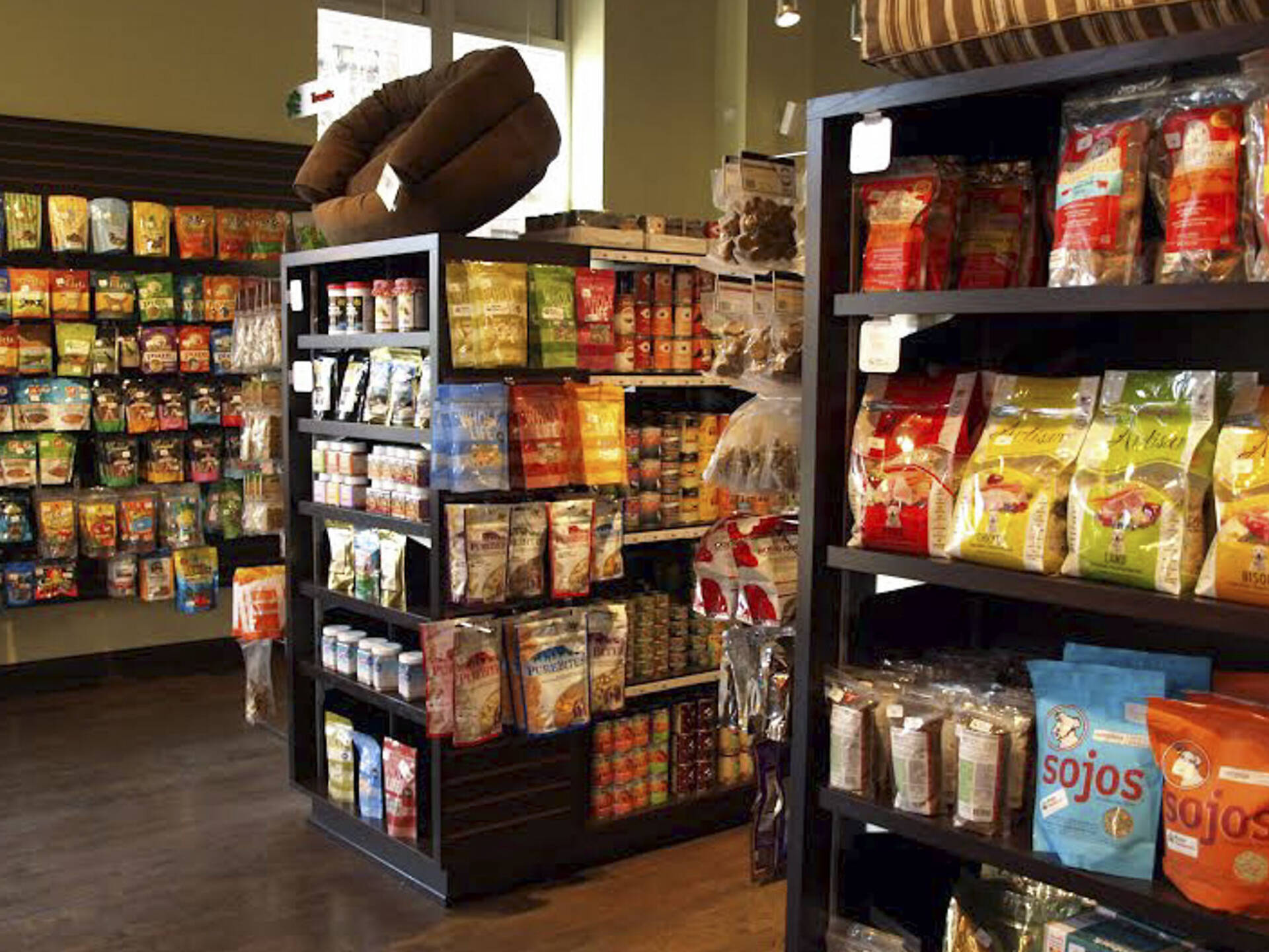 Pet stores in Chicago for dog leashes, cat collars and more