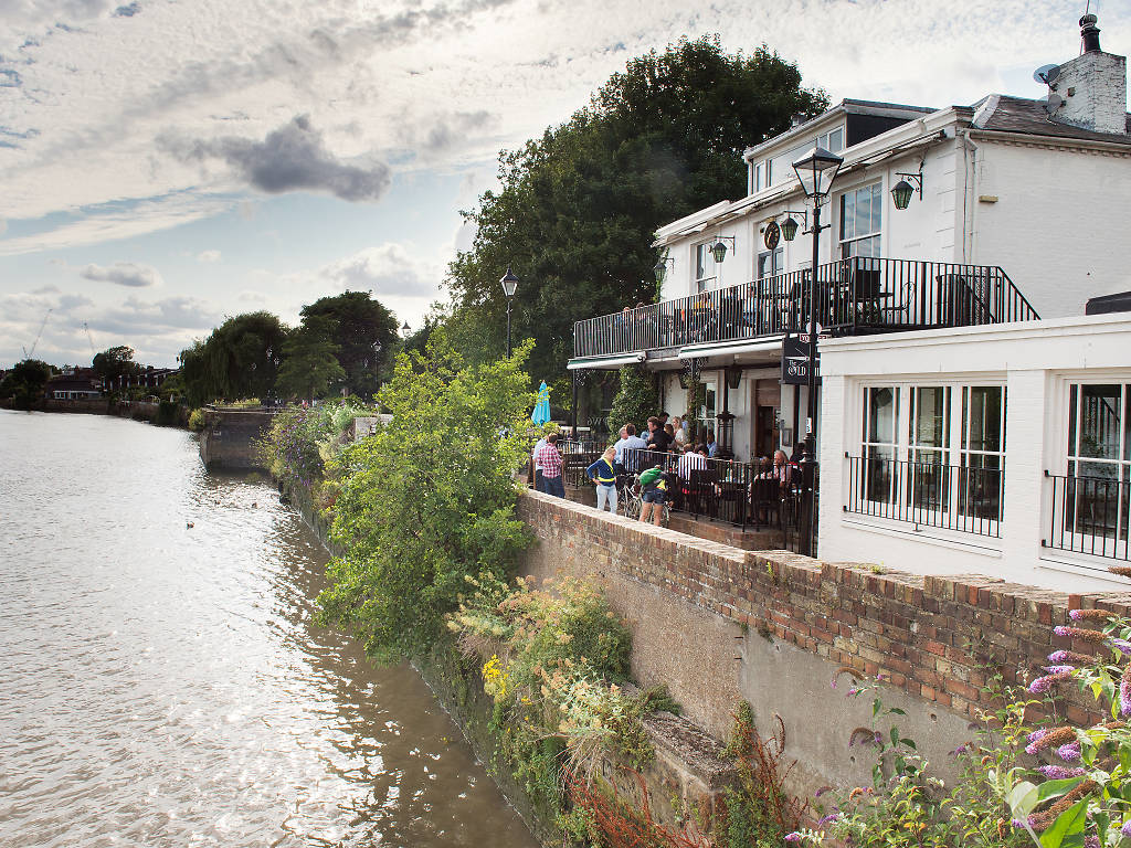 11 Best Hammersmith Pubs To Drink Near The River