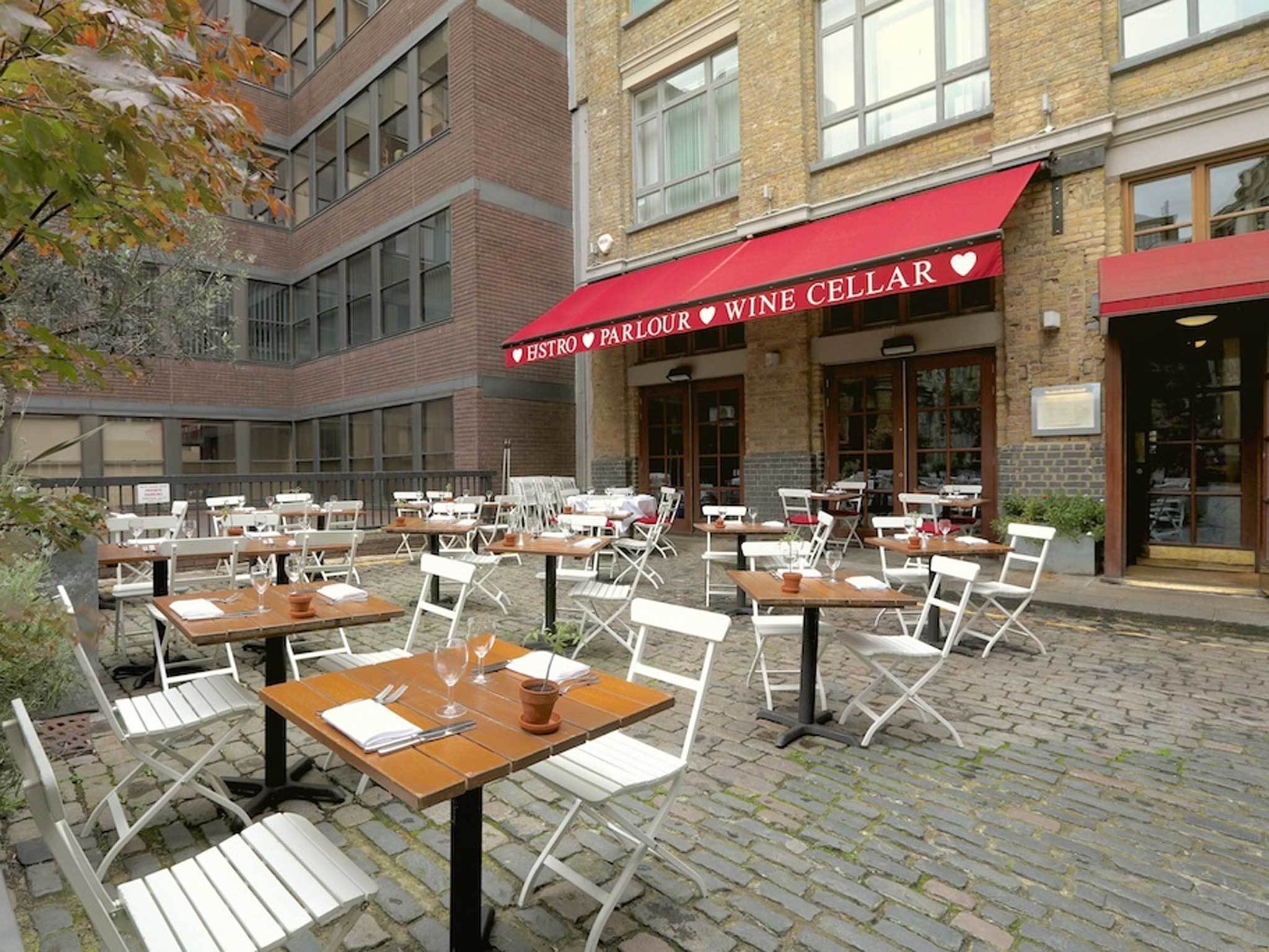 places to eat outside in south west london