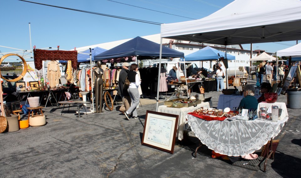 What are some ways to spruce up a flea market listing ad?
