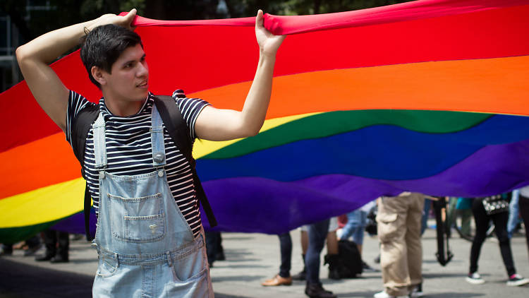 Bandera Arcoíris en la Marcha del Orgullo LGBTTTI en la CDMX