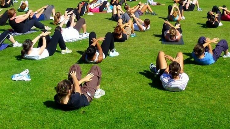 Un très sportif cours de gym suédoise