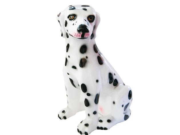 Cão de Louça, uma das peças que se podem encontrar na Feira da Luz Cão de Louça, uma das peças que se podem encontrar na Feira da Luz