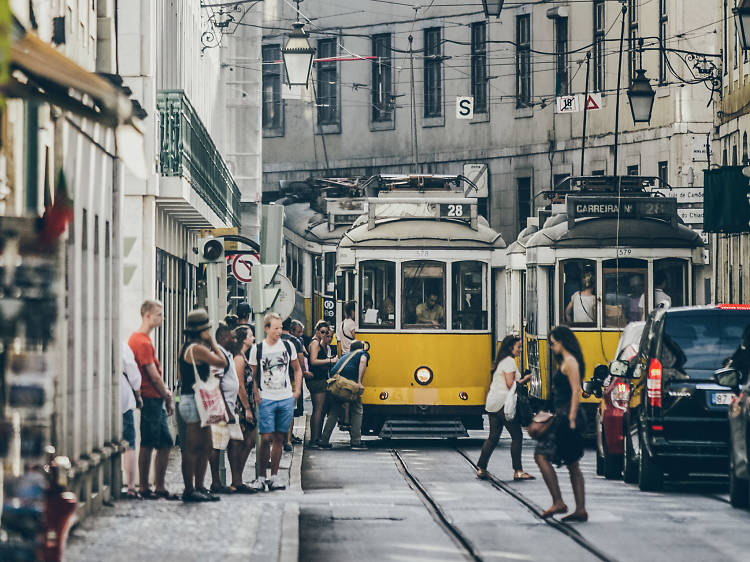 Rua das lisboa com movimento