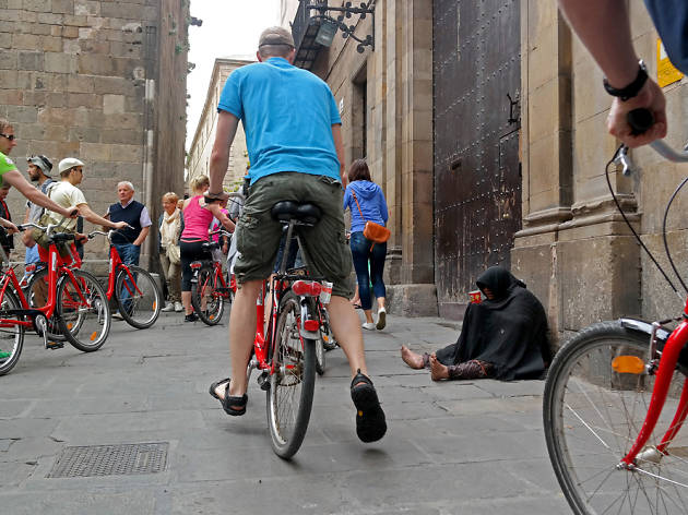 Turistes en bici a plaça de Sant Jaume Turistes en bici a plaça de Sant Jaume