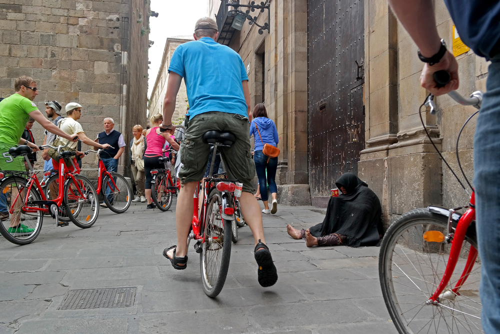 Turistes en bici a plaça de Sant Jaume