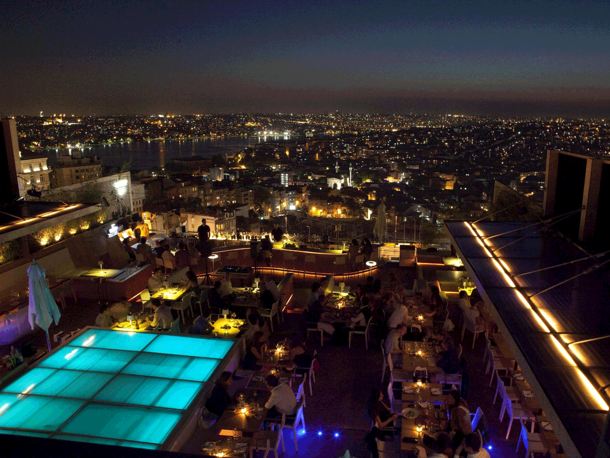 Террасы стамбула. Nupera Стамбул ночной. Rooftop Стамбул. Терраса Руфтоп Стамбула. Стамбул ресторан на крыше.