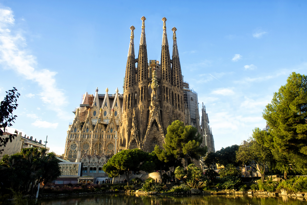 The Top 15 Tourist Attractions In Barcelona - Bank2home.com