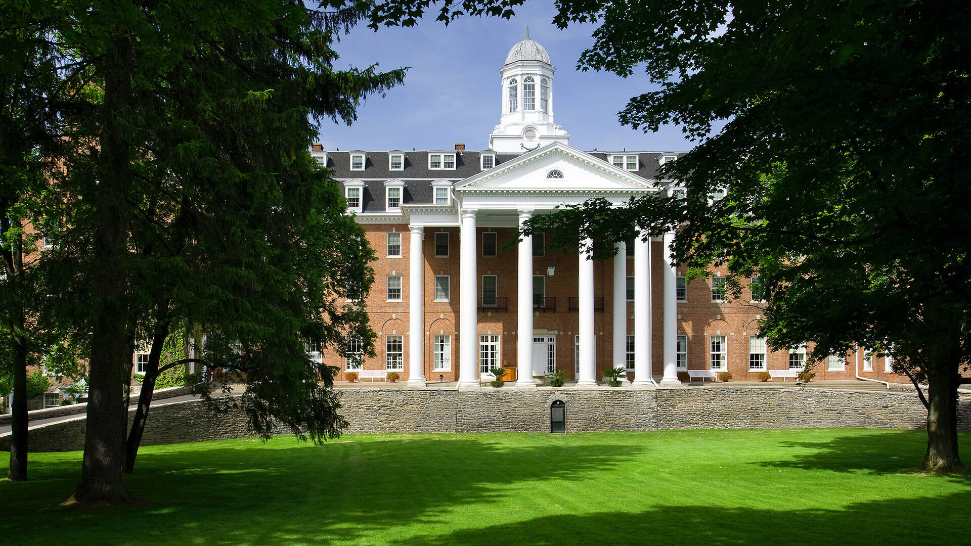 16 Best Upstate New York Resorts for 2025