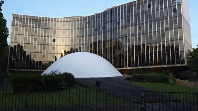 Récolter son miel dans les ruches du toit de l’Espace Niemeyer