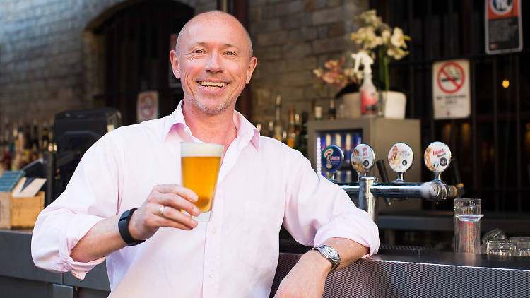 Man holding a beer