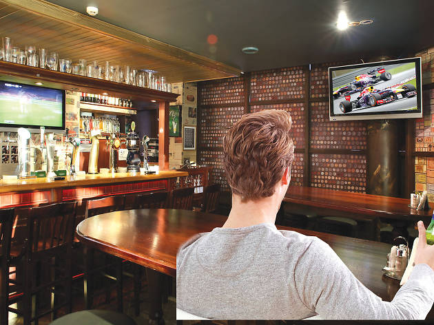 Watch grand prix in a pub Watch grand prix in a pub