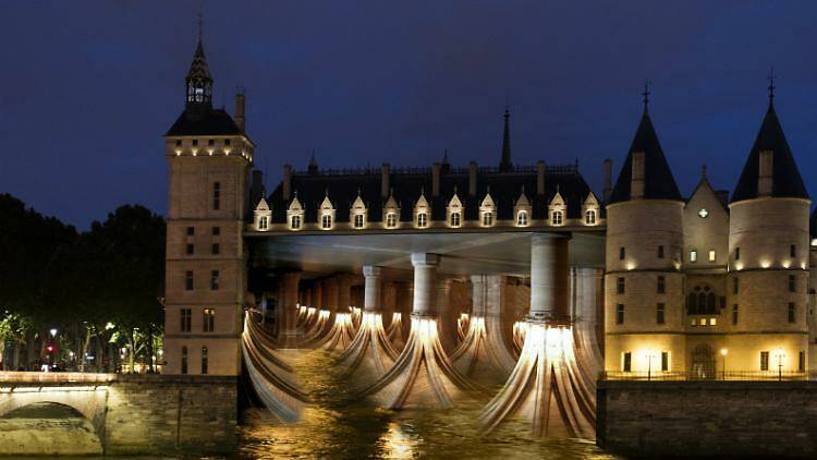 See the inside of the Conciergerie…from the outside