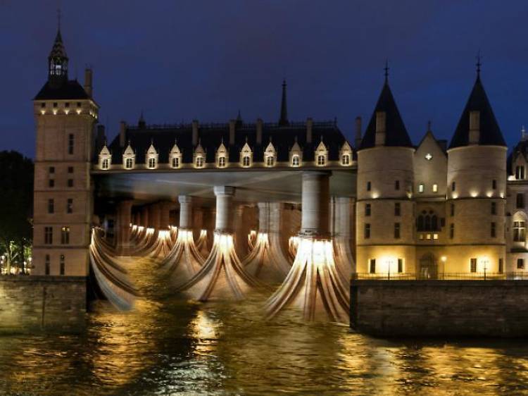See the inside of the Conciergerie…from the outside