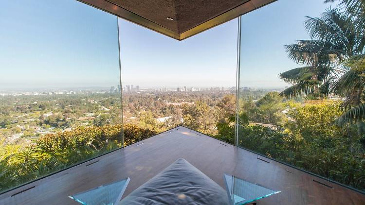 The master bedroom’s retracting glass walls