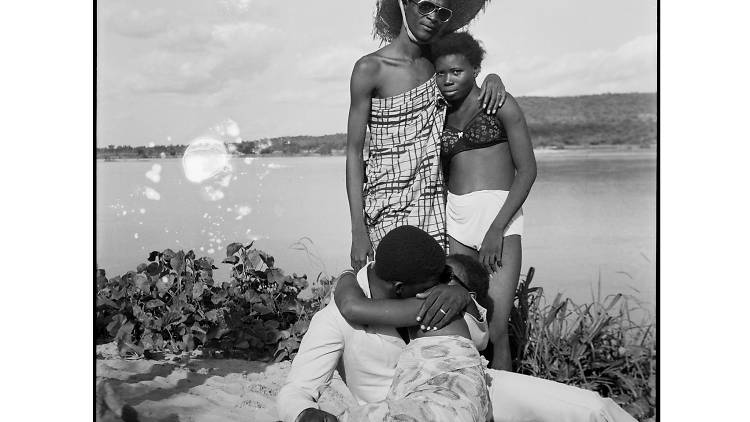 Malick Sidibé, Les Retrouvailles au bord du fleuve Niger, 1974 (c) Malick Sidibé. Courtesy Galerie MAGNIN-A, Paris