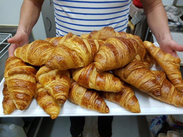 Ordering your morning coffee and croissant in perfect French