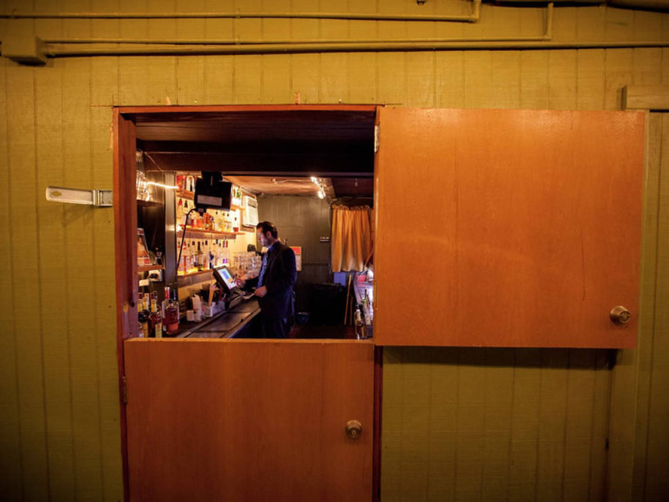 The 15 Best Dive Bars in Austin for Cheap Drinks