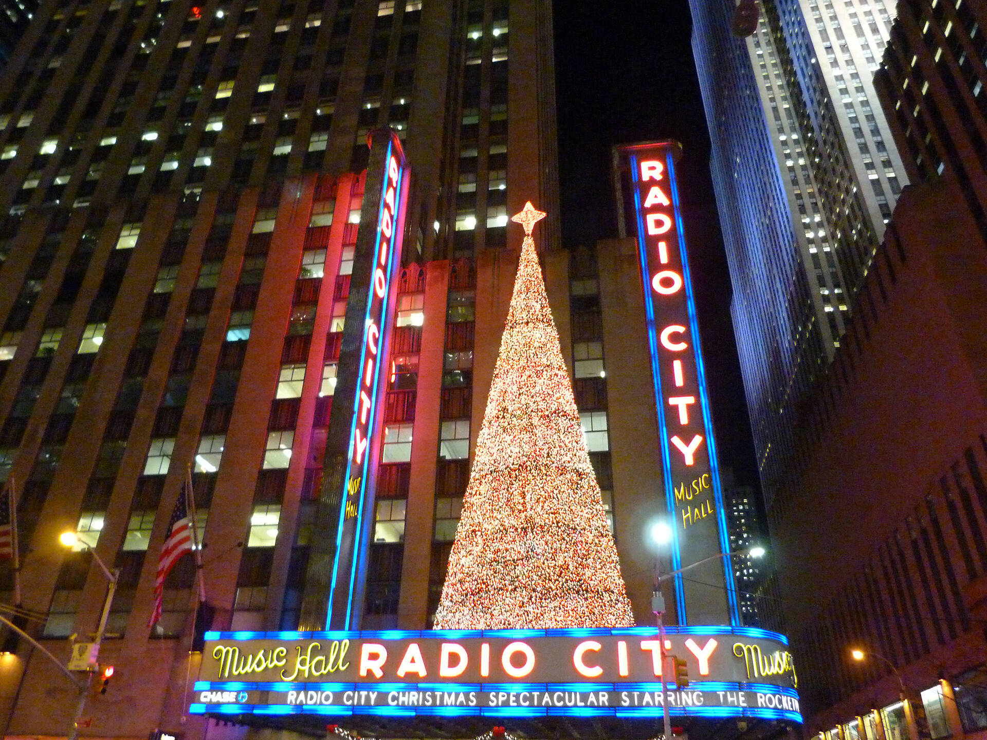 The best Christmas Lights NYC Offers and Festive Attractions