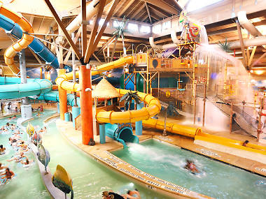 11 Best Indoor Water Parks in the USA for Splashing and Sliding