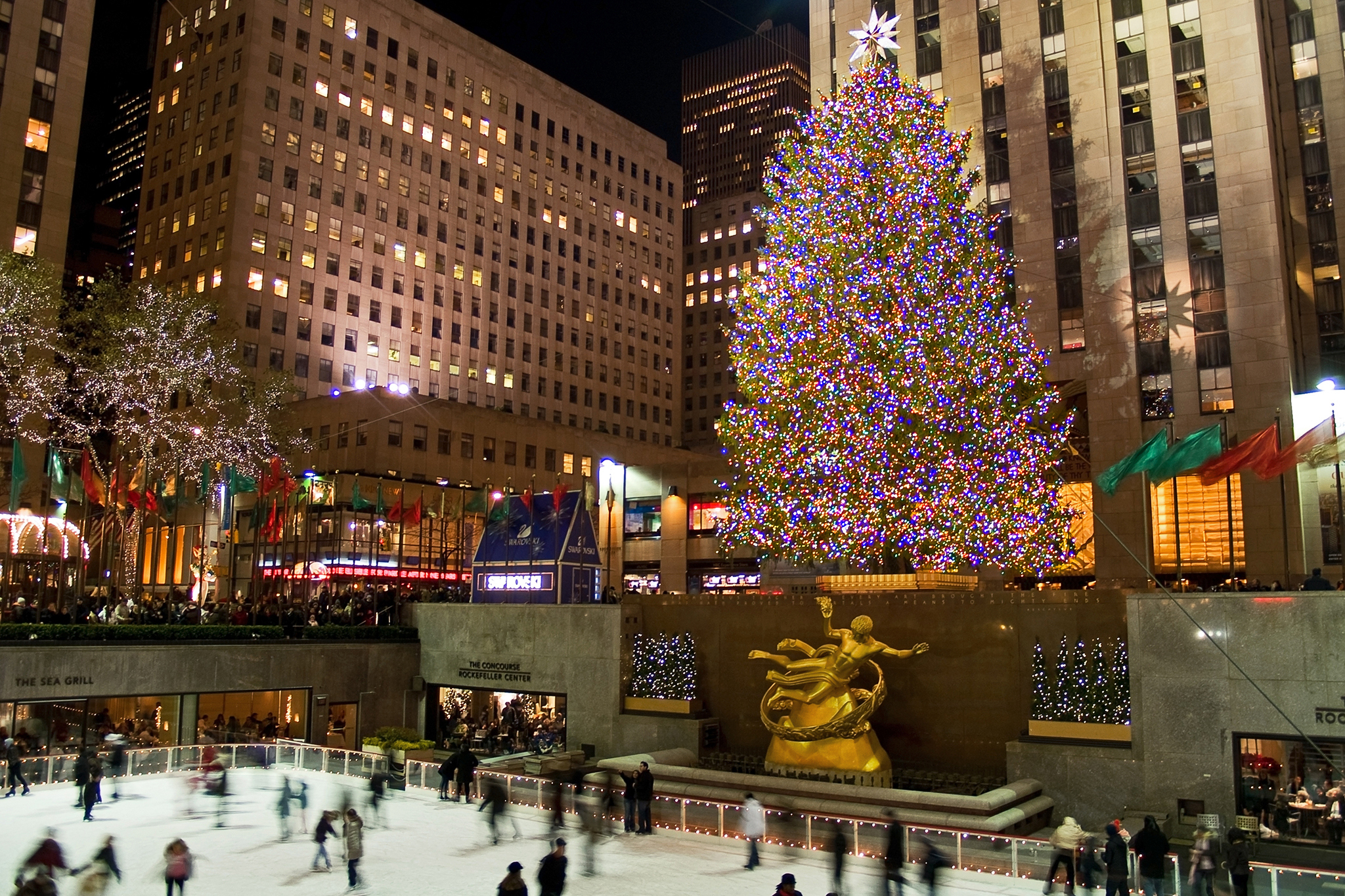 Does the rockefeller tree stay lit all night