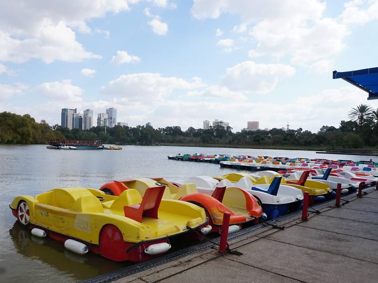 Rent a boat on the Yarkon river