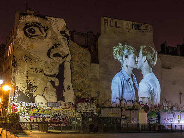 Toutes les nuits, un street artiste projette de l’amour sur les murs de Paris Toutes les nuits, un street artiste projette de l’amour sur les murs de Paris
