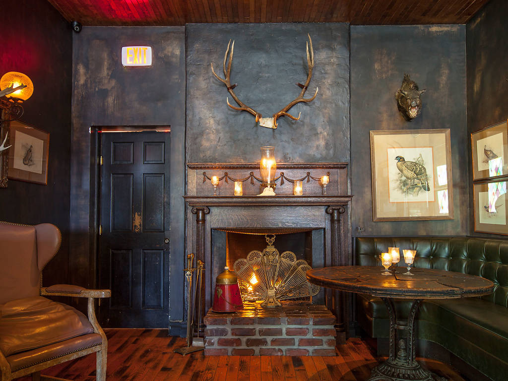 10 Best Fireplace Bars in Los Angeles For A Cozy Drink or Two