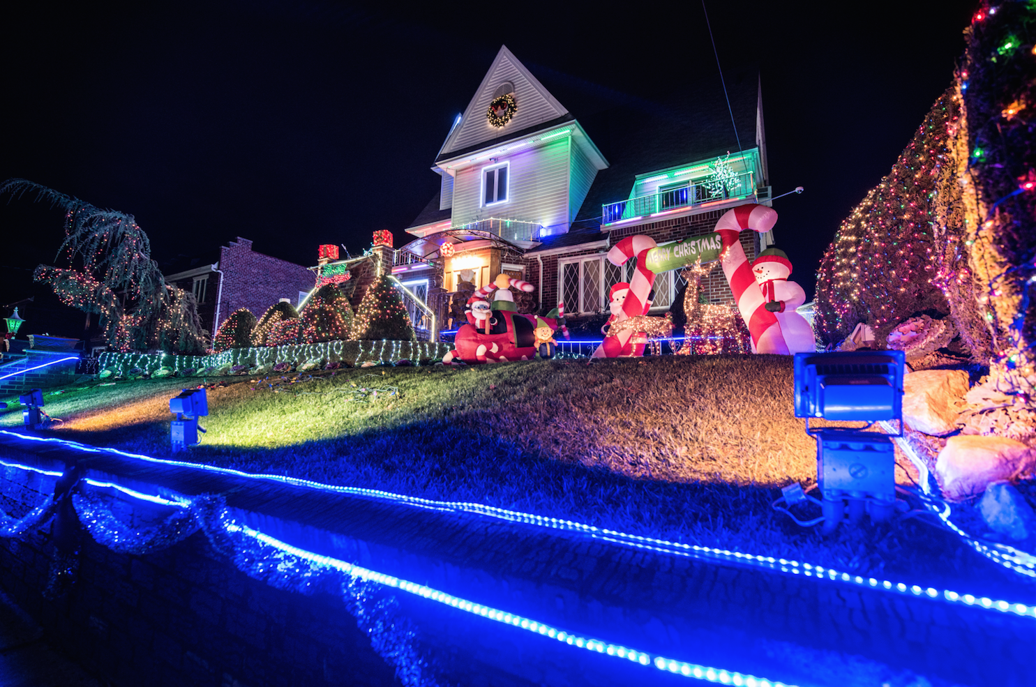 How to visit Dyker Heights Christmas lights in NYC - Hellotickets