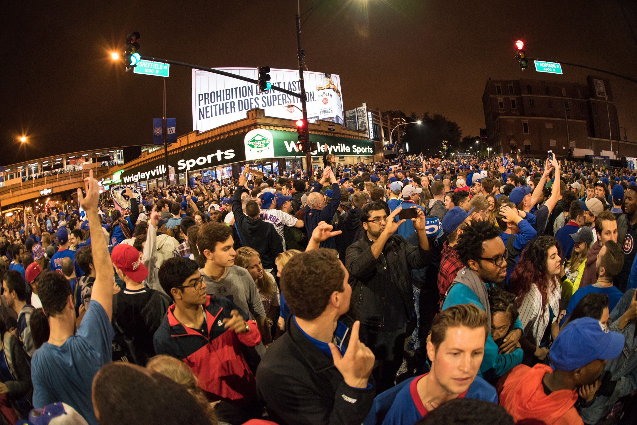 Wrigleyville crowd soaks up World Series atmosphere