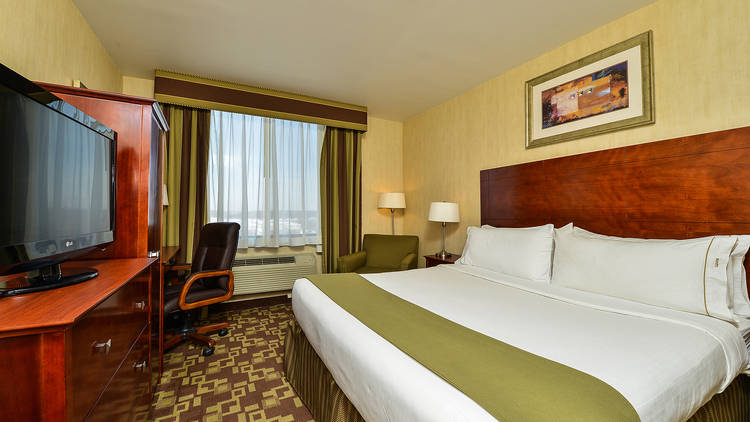 Holiday Inn Express (Photograph: Courtesy Holiday Inn Express - Staten Island West )