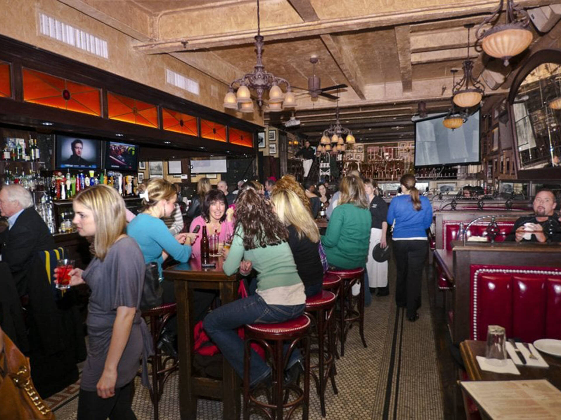 8 NYC bars open on Christmas Eve and Day, 2023