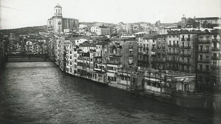 El riu Onyar i el pont de les Peixateries Velles durant una crescuda del riu