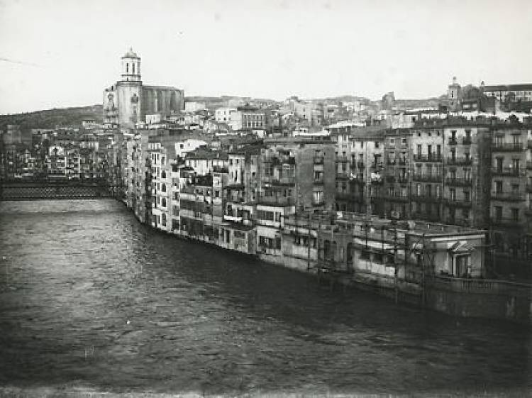 El riu Onyar i el pont de les Peixateries Velles durant una crescuda del riu