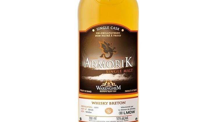 Une bouteille de whisky Armorik Vinho