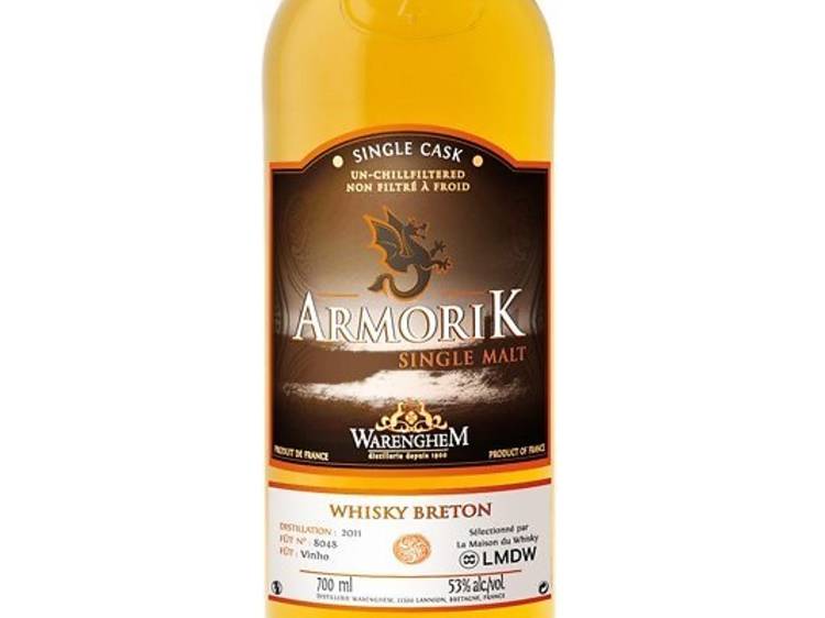 Une bouteille de whisky Armorik Vinho