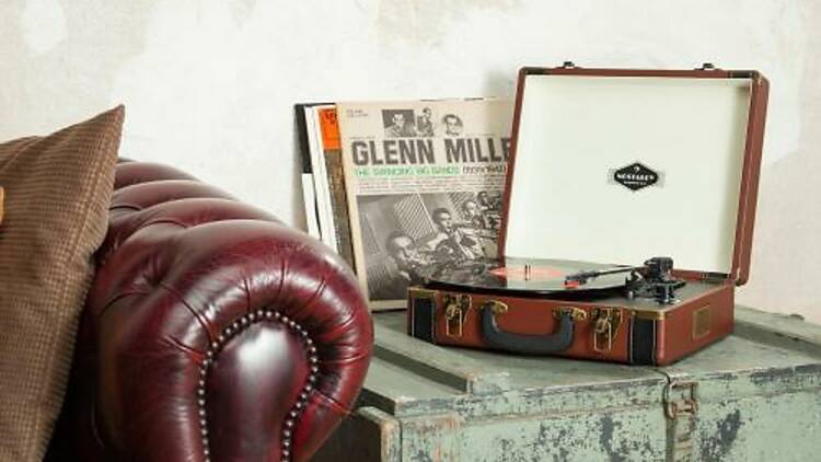 Une chouette platine vinyle en valise