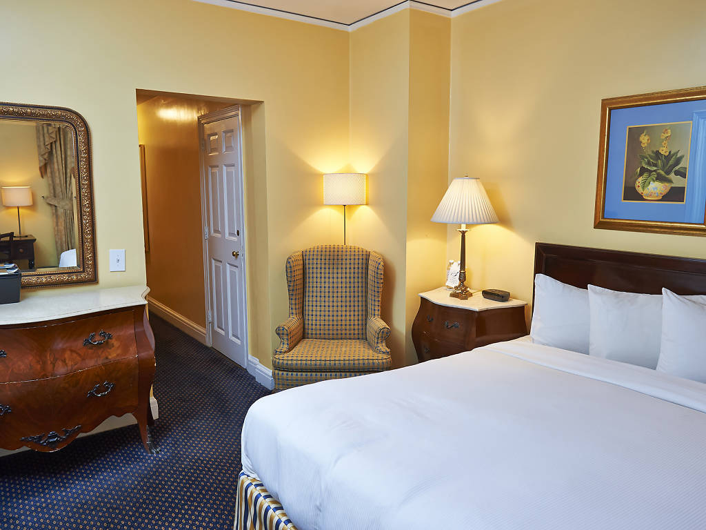 11 Best Hotels Near Rockefeller Center NYC for 2025