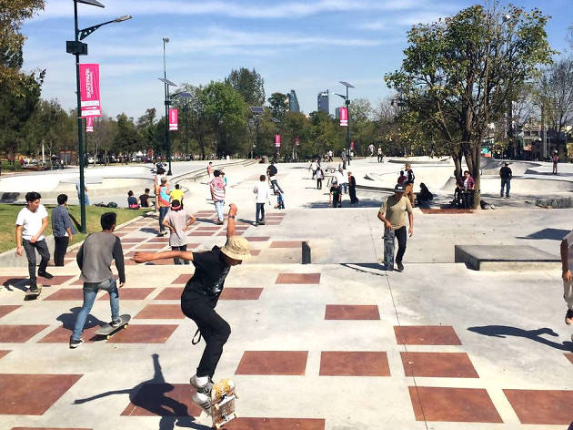Skatepark Constituyentes Skatepark Constituyentes se encuentra en la Segunda Sección del Bosque de Chapultepec