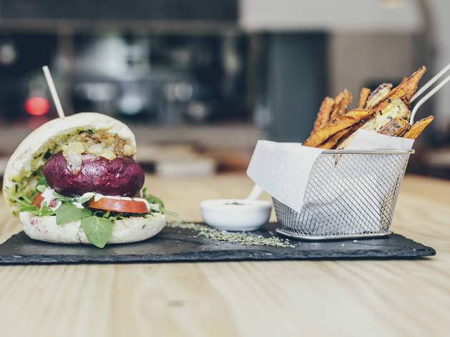 Hamburguer vegetariano especial em bolo de caco com batata doce