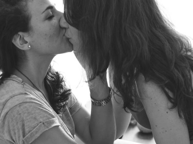 Lesbianas Dos chicas festejando el Día del Amor y la Amistad
