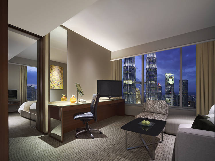 Traders Hotel Twin Tower View Suite