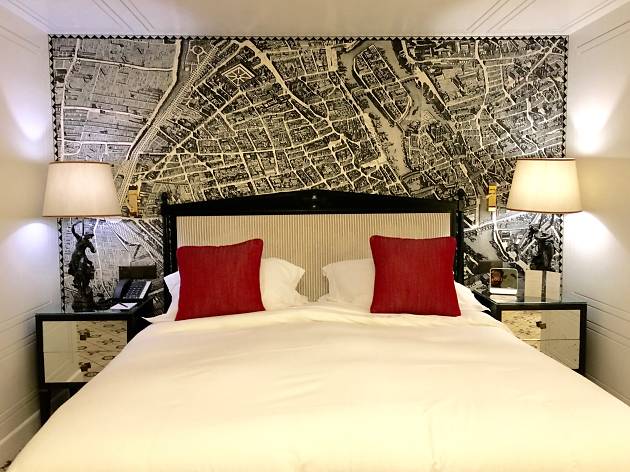 Parisiens qui dorment à l'hôtel à Paris Parisiens qui dorment à l'hôtel à Paris