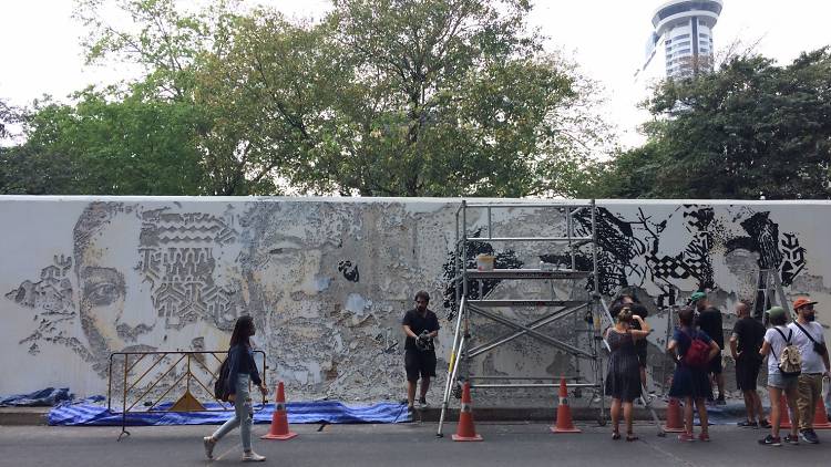 ศิลปะบนกำแพงสถานทูตฯ โดยสิลปิน Vhils