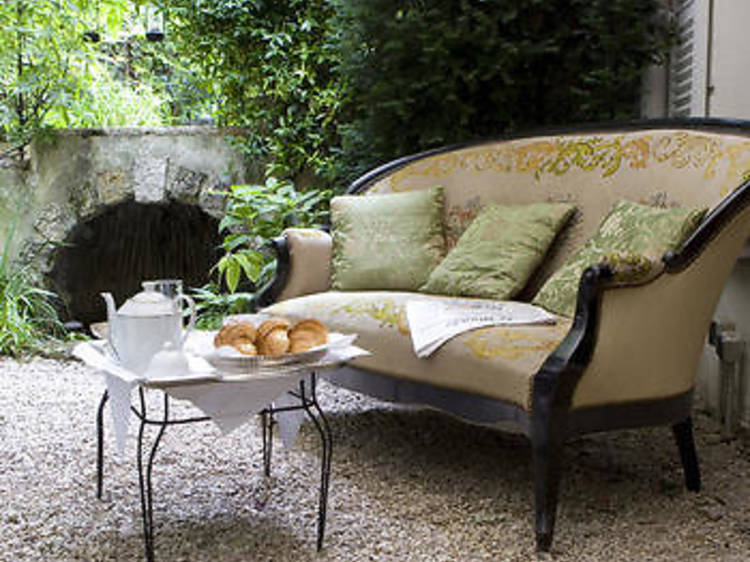 Take tea in the Hôtel Particulier Montmartre's winter garden