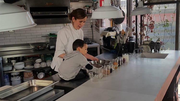 Alejandra Coppel cocina con su hijo en La lonchera del chef