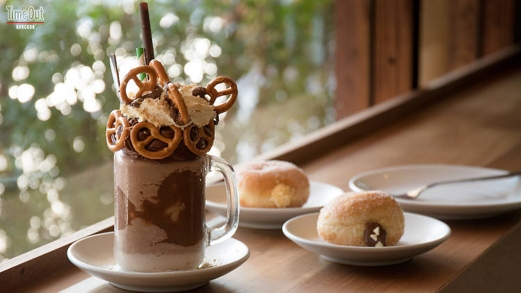 Freakshake and donut at Patissez