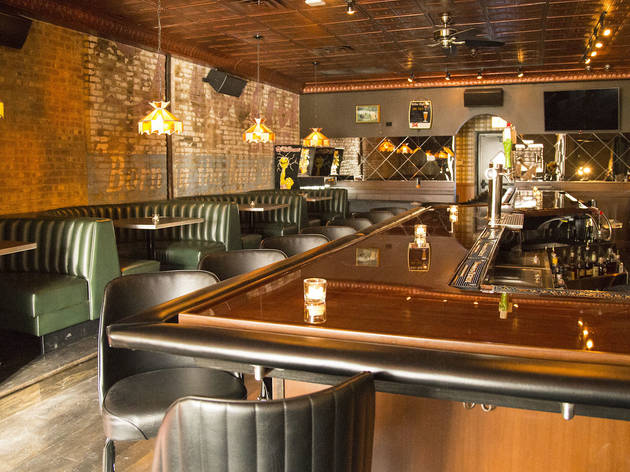 Bar chicago transvestite