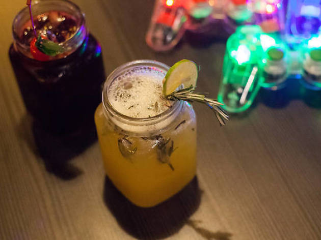 Cocteles y juegos Lugares ideales para precopear en la Ciudad de México