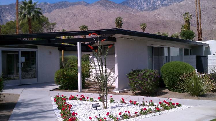 L’Horizon front entrance with triangle plant feature and mountain backdrop